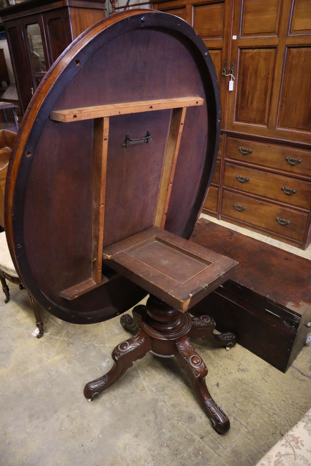 A Victorian mahogany tilt-top oval loo table, width 134cm depth 100cm height 74cm